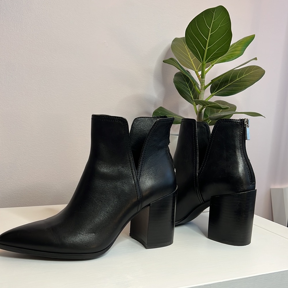Steve Madden Learther Pointed Toe Bootie in Black - Size 8